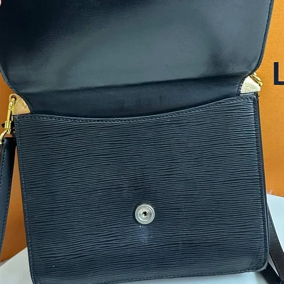 ✨Beautiful✨ Louis Vuitton Epi Leather Crossbody - Picture 4 of 11